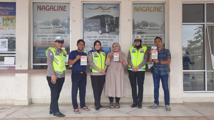 Foto Ditlantas Polda Riau Ajak Penumpang Pelabuhan Sungai Duku Jaga Pemilu Damai