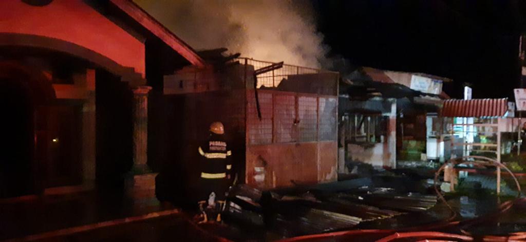 Foto Dua Rumah dan Toko di Padang Hangus Terbakar