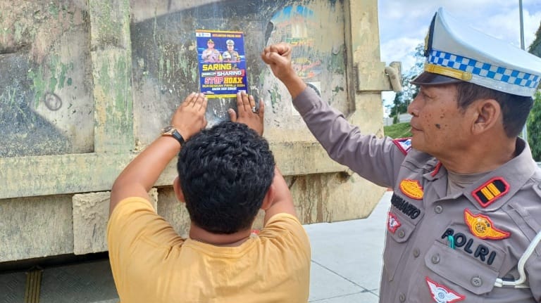 Foto Polda Riau Bagikan Stiker Anti Hoax dan Himbauan Bijak Bermedsos