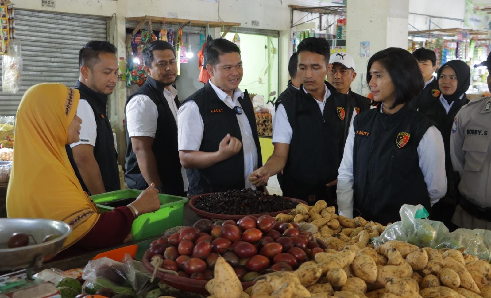 Foto Polisi Inhu Sidak Peredaran Uang Palsu di Pasar Rakyat