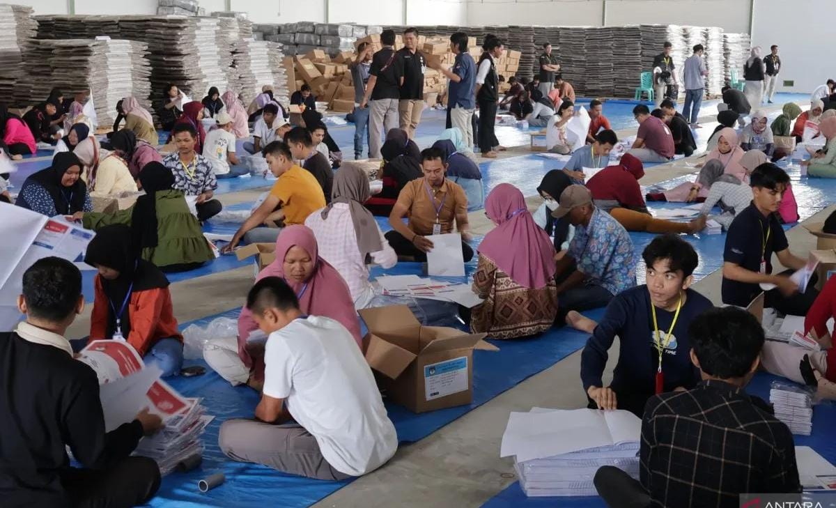 Foto KPU Padang Rincikan Honor yang Diterima Petugas untuk Melipat Surat Suara