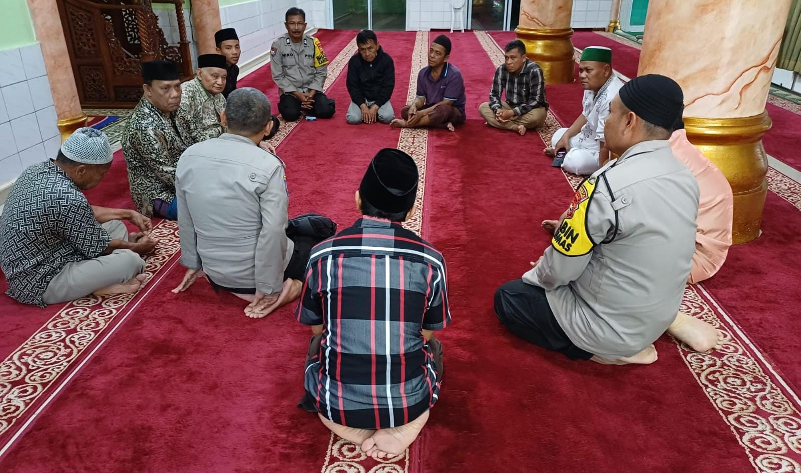 Foto Polsek Senapelan Pesankan Pemilu Damai ke Jamaah Masjid Nurul Iman Kelurahan Sago