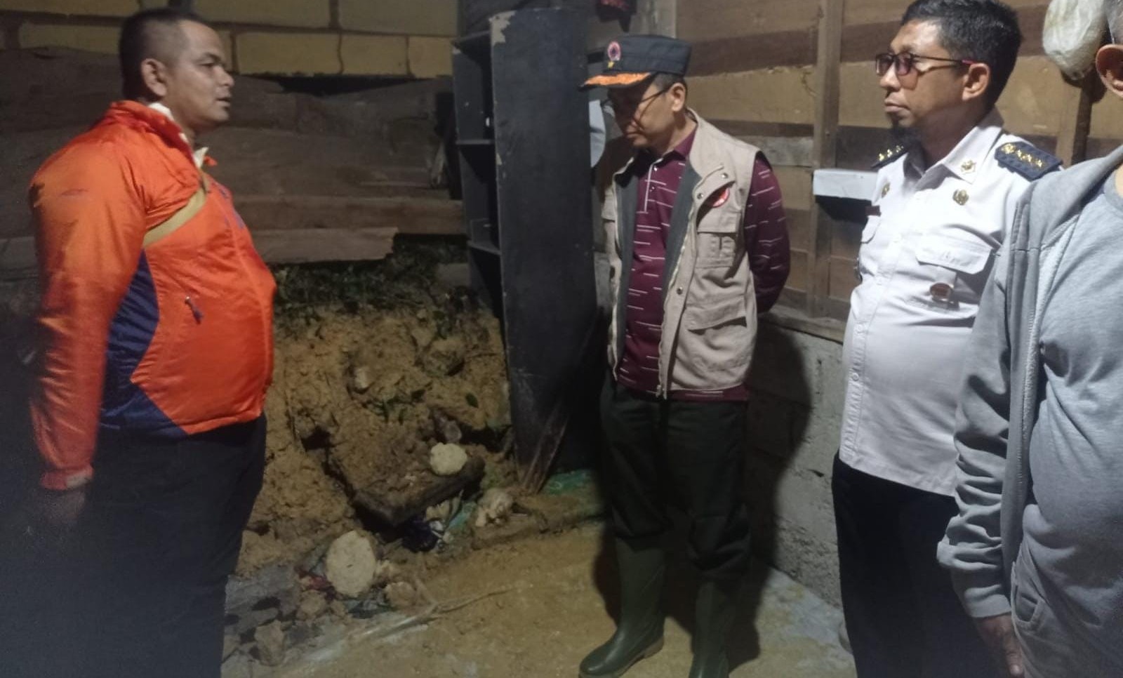 Foto Longsor di Pampangan Timpa Rumah Semi Permanen, Tidak Ada Korban Jiwa