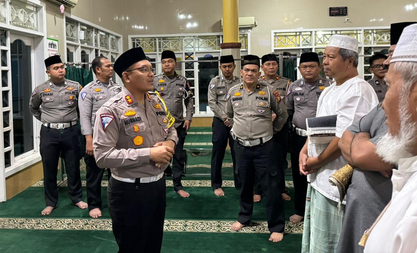 Foto Shalat Subuh Keliling Polda Riau, Himbau Masyarakat Jaga Netralitas dan Keselamatan Berlalu Lintas