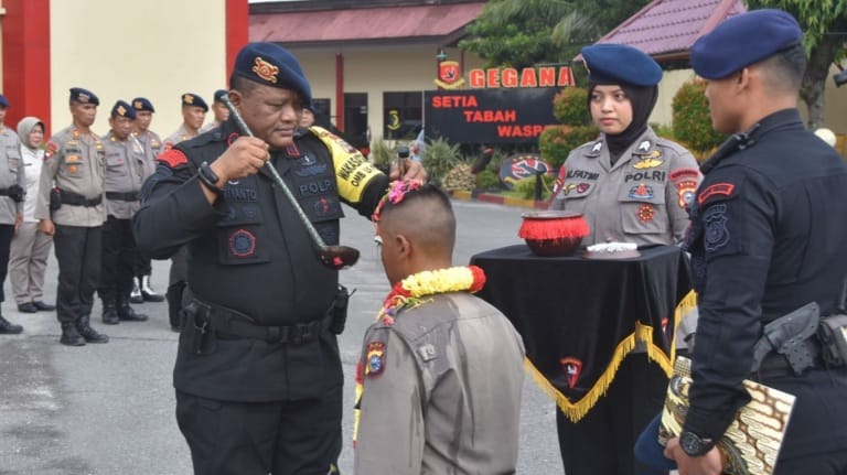 Foto Brimob Polda Riau Sambut Bintara dan Tamtama Remaja dengan Tradisi Cium Bumi dan Siraman