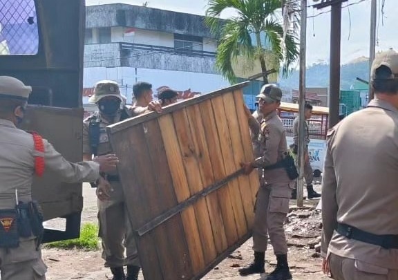 Foto Satpol PP Padang Kembali Lakukan Penertiban PKL di Pasar Raya