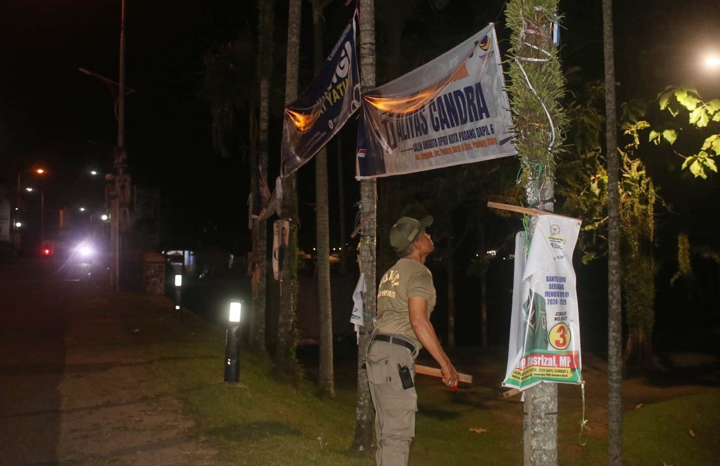 Foto Satpol PP Padang Kembali Tertibkan Baliho dan Spanduk yang Merusak Keindahan Kota