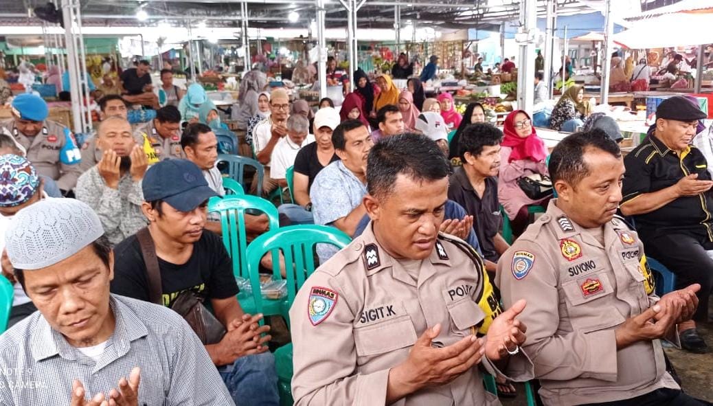 Foto Polsek Sukajadi Sampaikan Pesan Pemilu Damai ke Pedagang Pasar Cik Puan