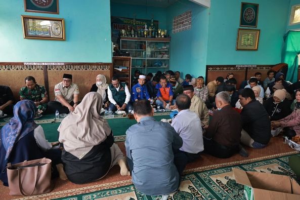 Foto Kunjungi Pengungsi di X Koto, Bupati: Jangan Panik Tetap Waspada, Sejumlah Warga Dibolehkan Pulang