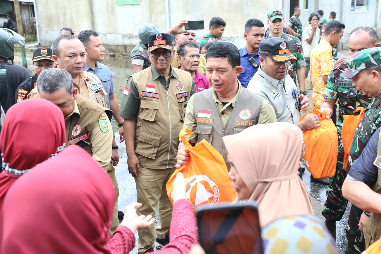 Foto BNPB Berikan Bantuan Penanganan Bencana Banjir Riau