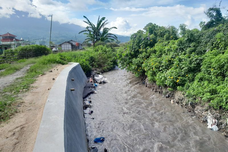 Foto Erupsi Gunung Marapi di Sumbar Sebabkan Sungai Berwarna Coklat Gelap