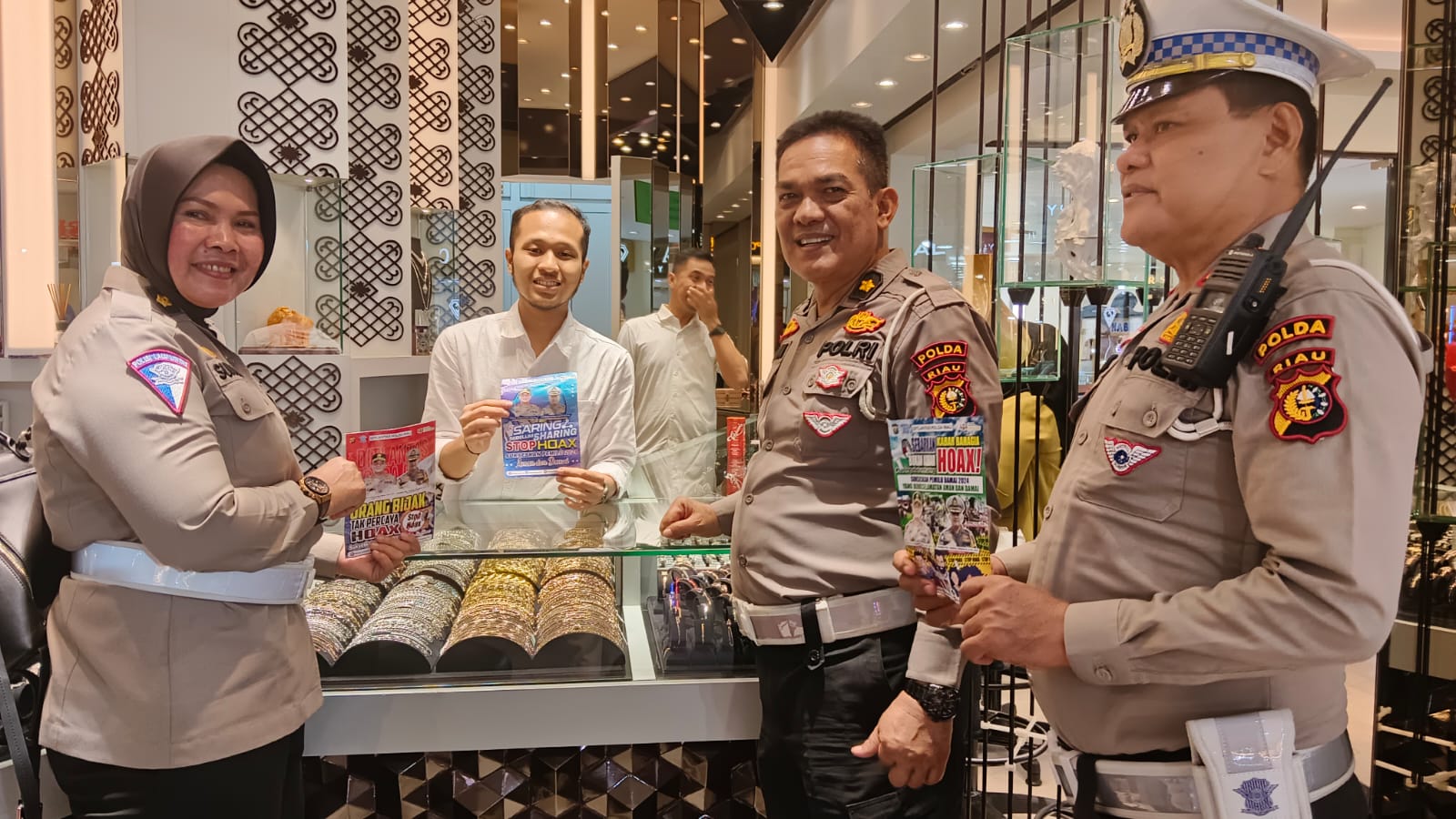 Foto Sembari Patroli, Ditlantas Polda Riau Sampaikan Pesan Pemilu Damai