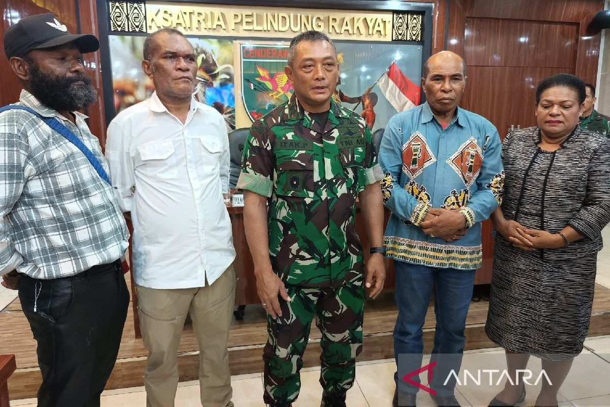 Foto Pangdam XVII/Cenderawasih Minta Tokoh Adat bantu Jaga Keamanan