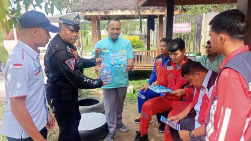 Foto Sat PJR Ditlantas Polda Riau Sosialisasi Anti Hoax kepada Petugas Jalan Tol Permai