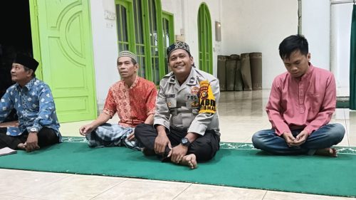 Foto Bhabinkamtibmas Tanah Datar Ajak Warga Pekanbaru Jaga Pemilu Damai