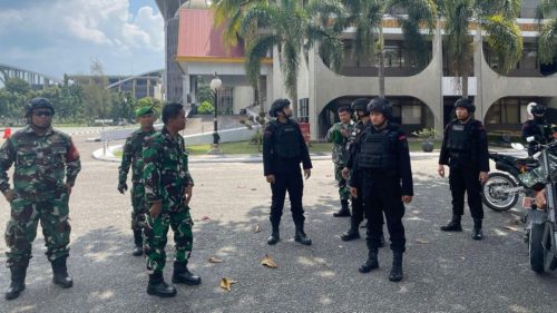 Foto Brimob Polda Riau Patroli ke Kantor KPU Riau, Sampaikan Pesan Kamtibmas dan Antisipasi Kejahatan