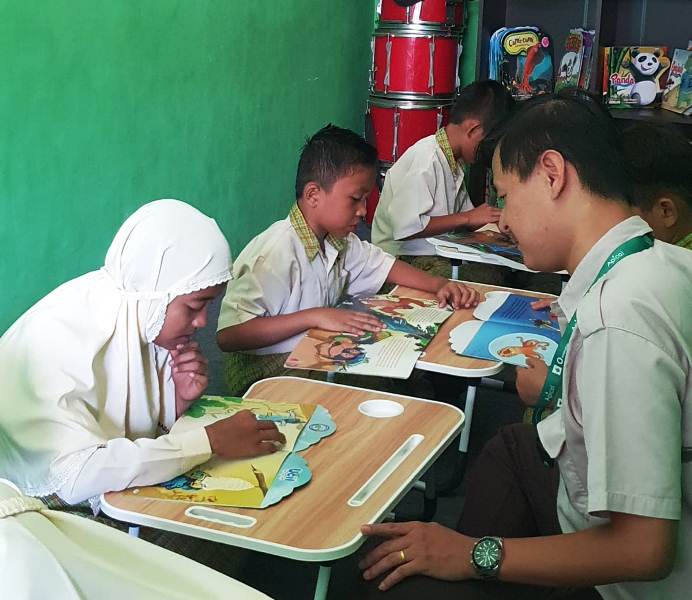 Foto Apical Salurkan Bantuan untuk SD Muhammadiyah 9 di Lubuk Begalung, Padang