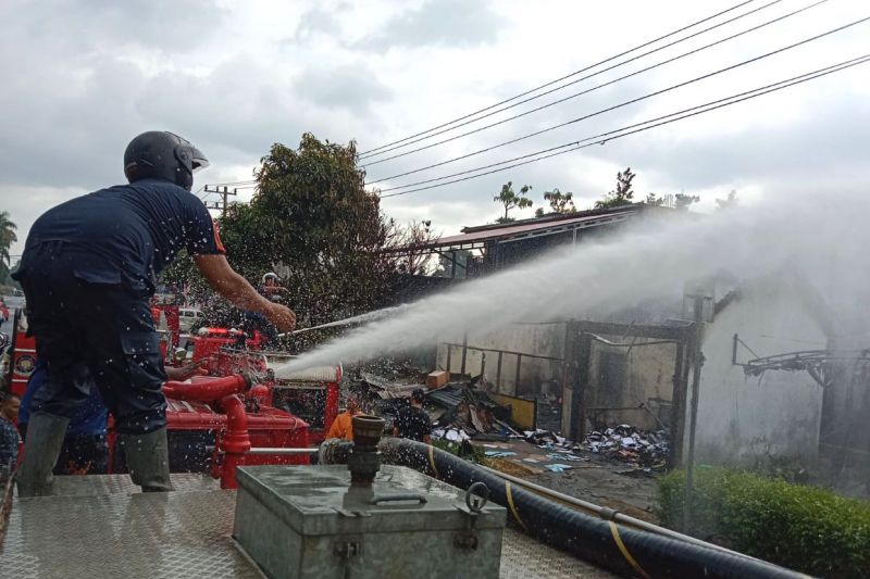 Foto Kebakaran di Agam, Kerugian Diperkirakan Rp1 Miliar