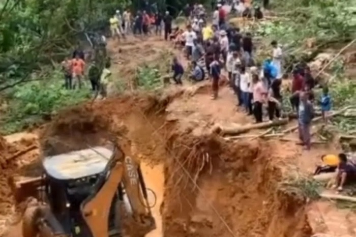 Foto Buka Tutup, Jalan Padang - Sungai Penuh Sudah Bisa Dilalui