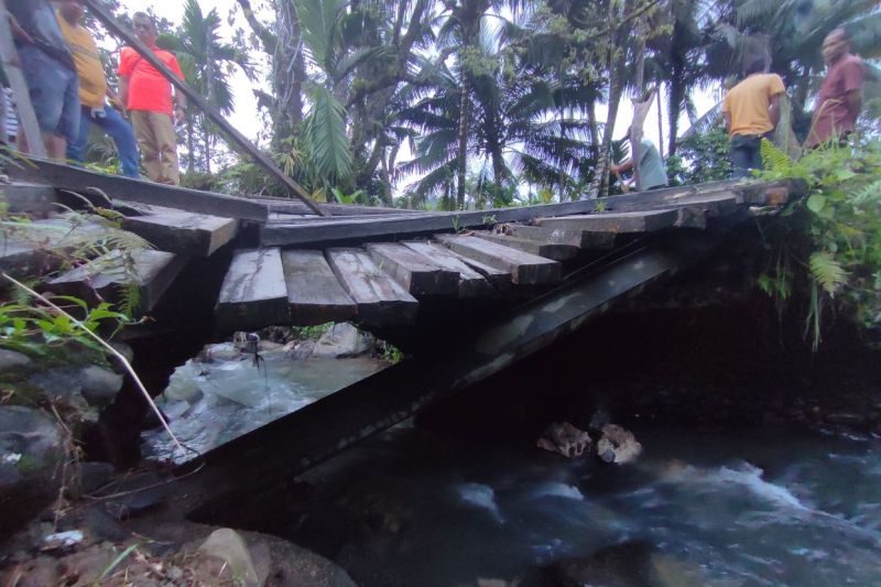 Foto Satu Rumah di Agam Tertimpa Longsor