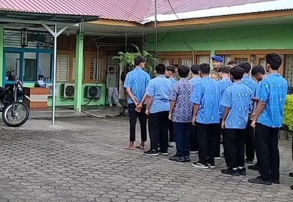 Foto Satpol PP Padang Tertibkan Belasan Pelajar Nongkrong di Warung 