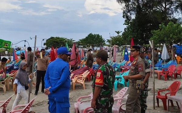 Foto Pol PP Tertibkan PKL di Pantai Padang