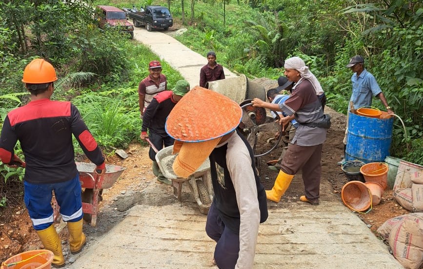 Foto Semen Padang Bantu Betonisasi Jalan Gaduik Ketek Koto Baru