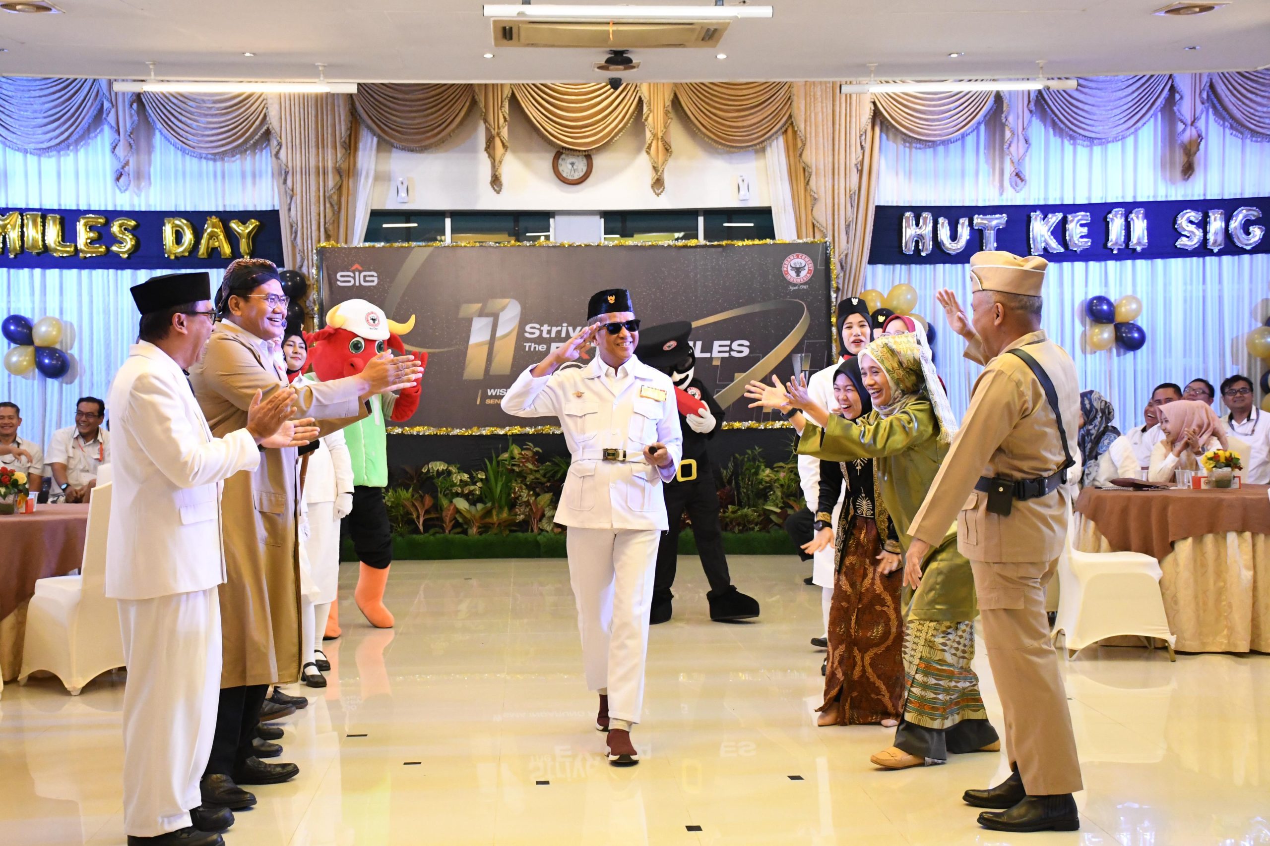 Foto Rayakan HUT SIG ke-11, Direksi Semen Padang Kompak Kenakan Pakaian Ala Pahlawan