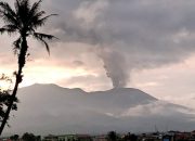 Foto Aktivitas Gunung Marapi Masih Tinggi, Warga Diminta Waspada