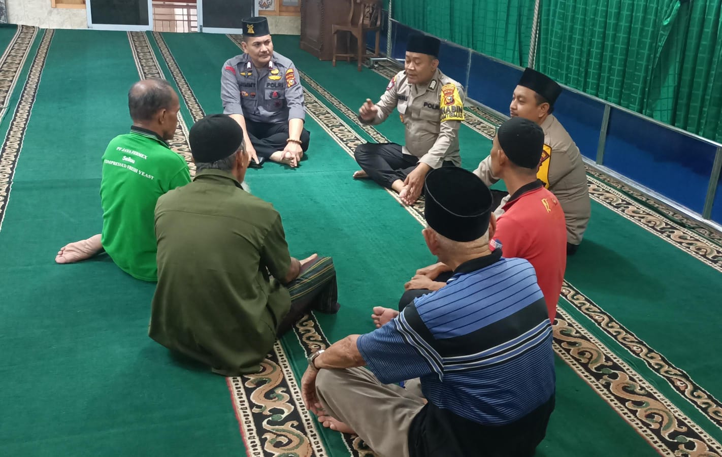 Foto Polsek Senapelan Ajak Jamaah Masjid Nurul Islam Minimalisir Isu Provokatif Pemilu 2024