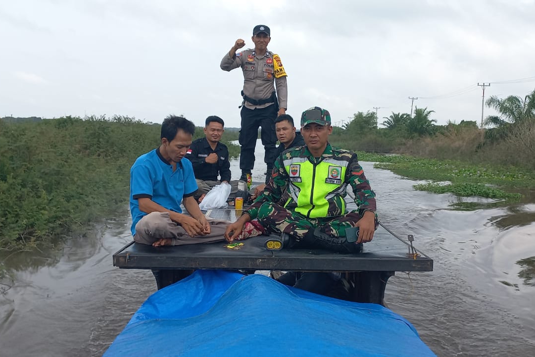 Foto Petugas di Rohil Bawa Logistik Pemilu 7 Jam Lewat Jalur Darat dan Laut