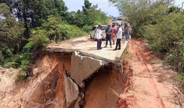 Foto Jalan Putus di Rohul, Pemprov Riau Bangun Jembatan Sementara