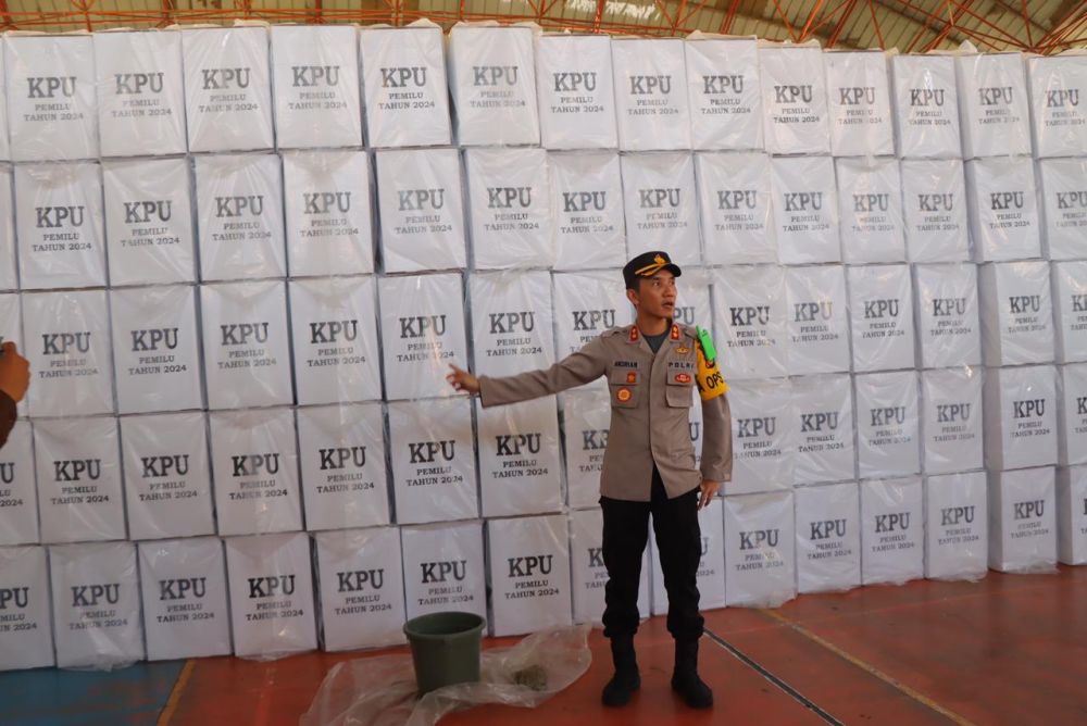 Foto Logistik Pemilu 2024 di Riau Mulai Didistribusikan