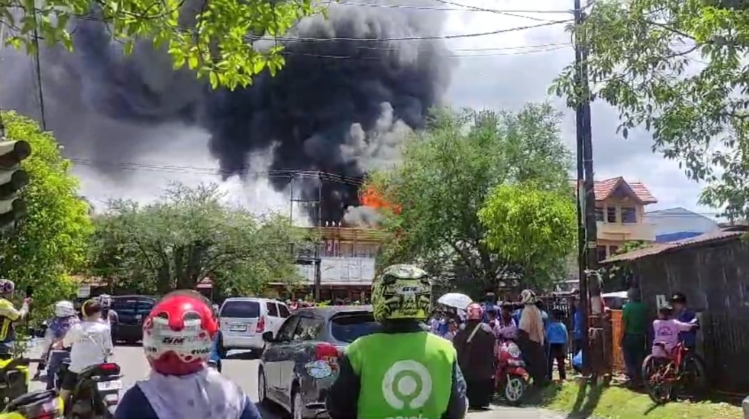 Foto Kebakaran di Padang Hanguskan 3 Bangunan dan 1 Sepeda Motor