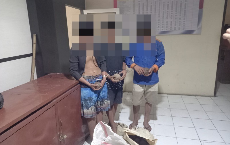 Foto Tiga Pemuda di Padang Tertangkap Curi Besi