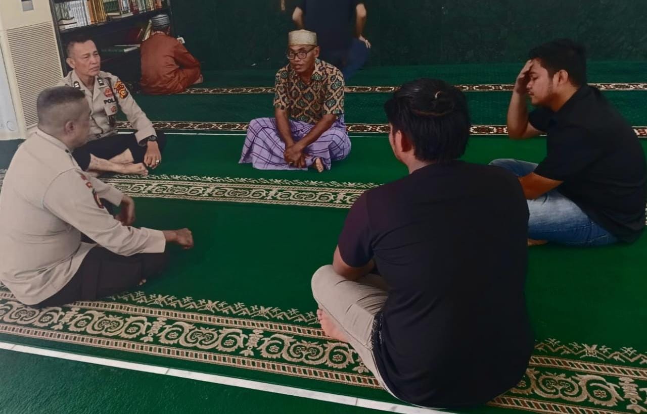 Foto Polsek Senapelan Subuh Berjamaah dan Dialog Kamtibmas di Mushola Nurul Ikhlas