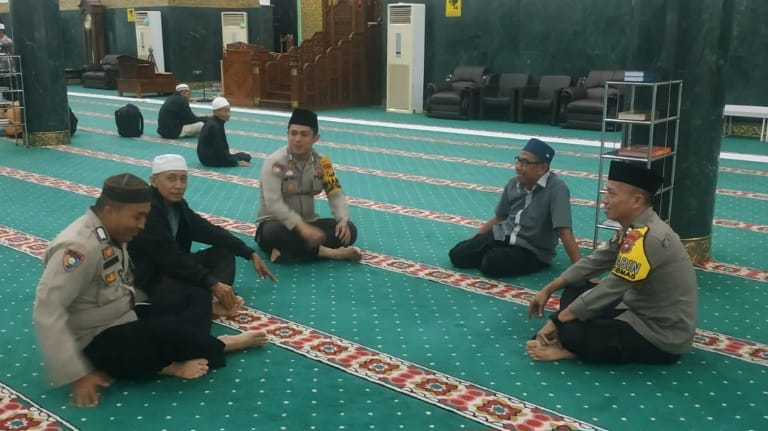 Foto Polresta Pekanbaru Sampaikan Pesan Kamtibmas dan Pemilu Damai di Masjid An - Nur Riau