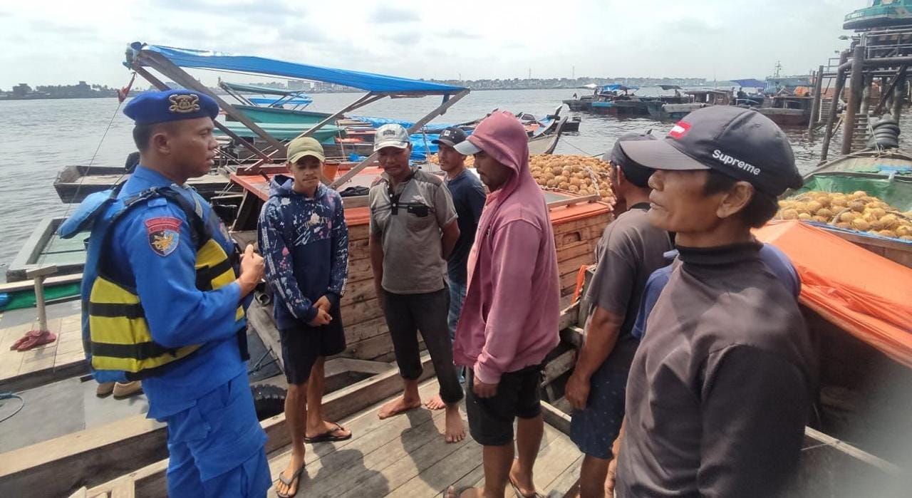 Foto Patroli Perairan Ditpolairud Polda Riau di Inhil Fokuskan Sosialisasi Cooling System dan Keselamatan Kapal