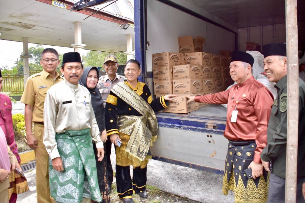 Foto Warga Terdampak Banjir di Kampar Terima Bantuan dari Pegawai Pemprov Riau