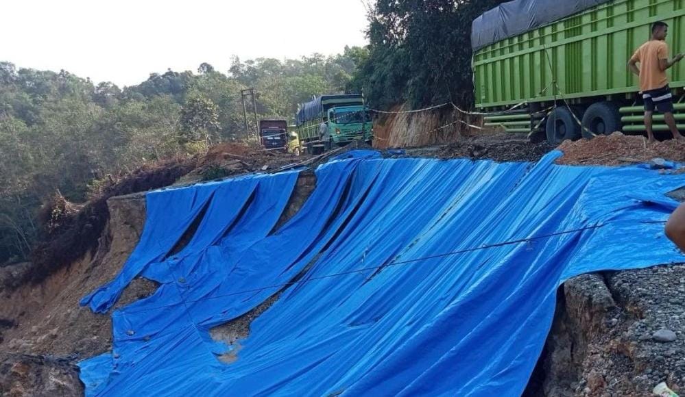 Foto BPJN Riau Lakukan Penangangan Darurat Jalan Longsor di Kuansing