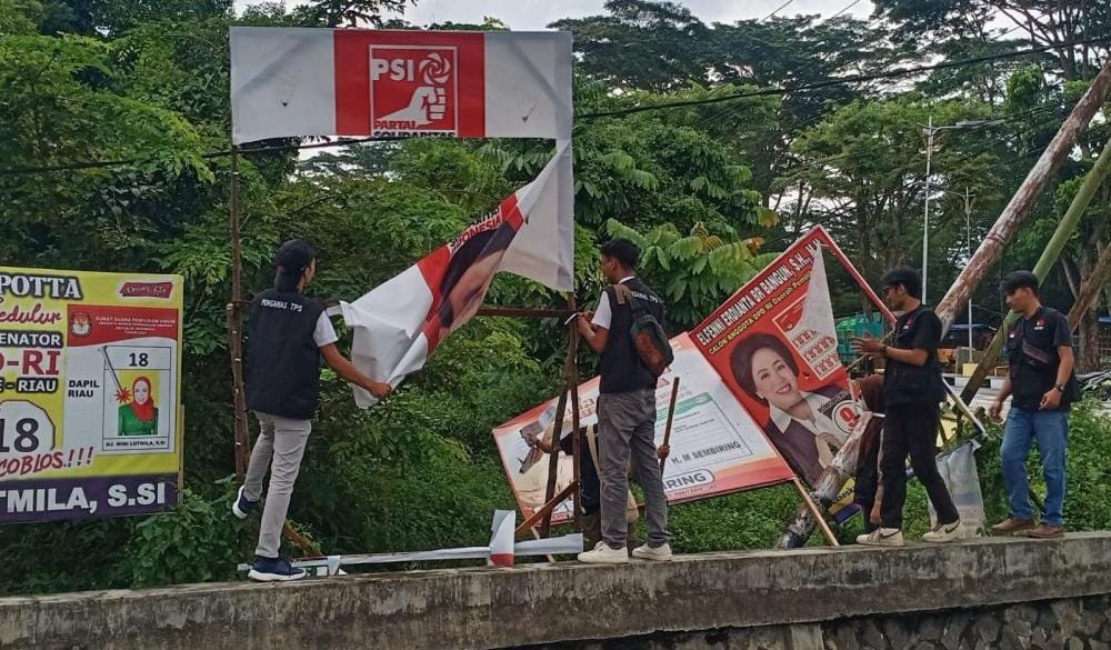 Foto Puluhan Baleho Kampanye Pagi Ini Mulai Ditertibkan di Riau