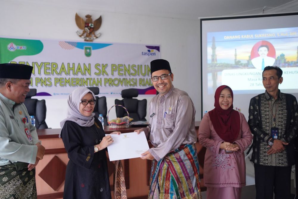 Foto 38 PNS Pemprov Riau Terima SK Pensiun