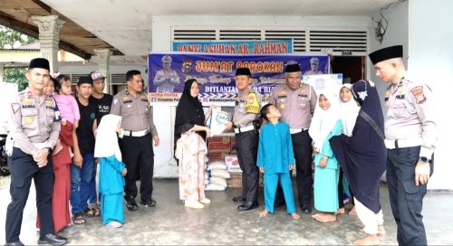 Foto Gelar Jumat Barokah di Panti Asuhan Ar-Rahman, Ditlantas Polda Riau Juga Pesankan Pemilu Damai