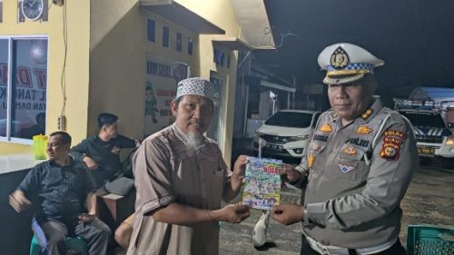 Foto Patroli Sambang Ditlantas Polda Riau Hangatkan Suasana Pos Ronda di Pekanbaru
