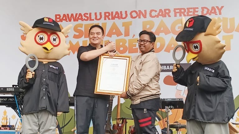 Foto Awali Masa Tenang Kampanye, Bawaslu Riau Gelar Jalan Sehat Hingga Beri Kapolda Riau Penghargaan