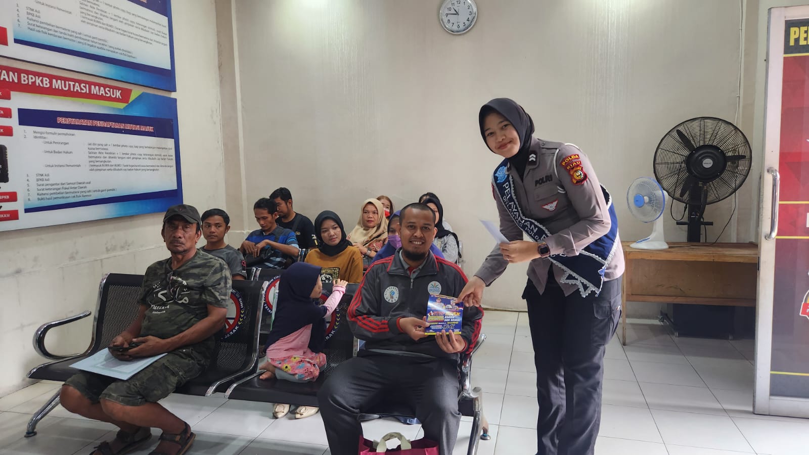Foto Petugas Pelayanan BPKB Ditlantas Polda Riau Sosialisasikan Pemilu Damai