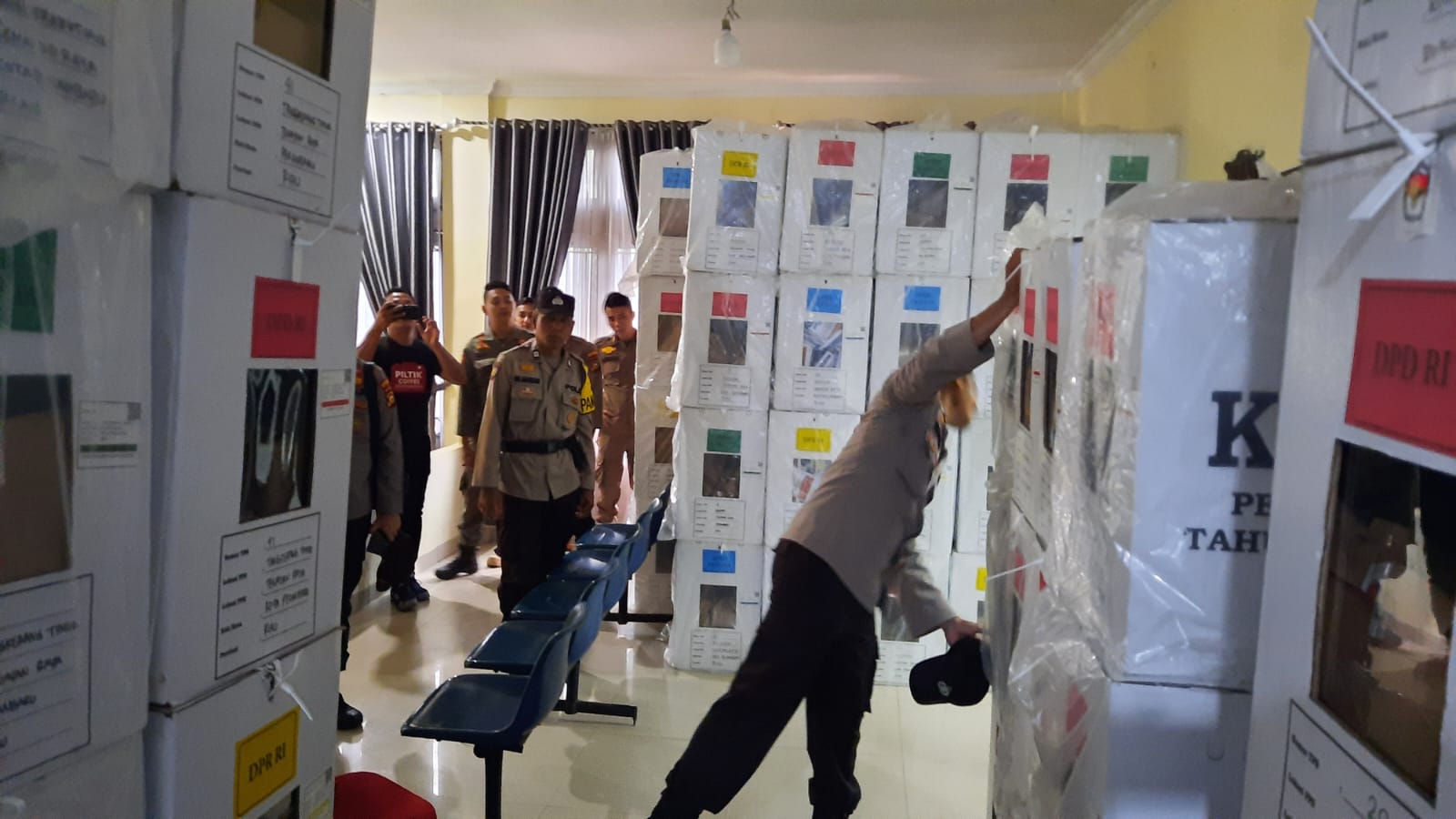 Foto Jaga Kotak Suara, Puluhan Personel Disiagakan di Kantor Camat Tenayan Raya