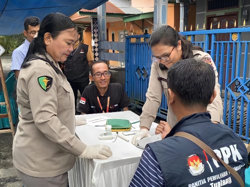 Foto Kapolres Siak Bawa Tim Kesehatan Saat Monitoring Sidang Pleno Tingkat Kecamatan