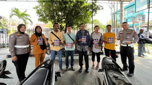Foto Begini Cara Petugas Cek Fisik Samsat Pekanbaru Sampaikan Pesan Pemilu Damai
