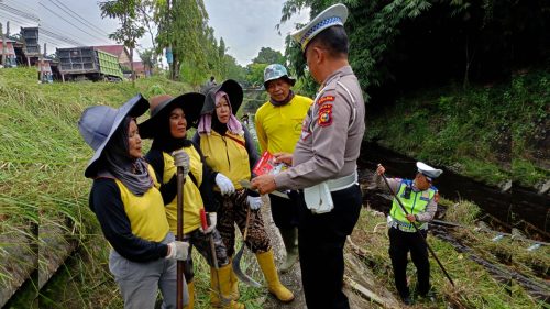 Foto Ditlantas Polda Riau Edukasi Petugas Kebersihan Soal Kamseltibcarlantas dan Anti Hoax Jelang Pemilu 2024
